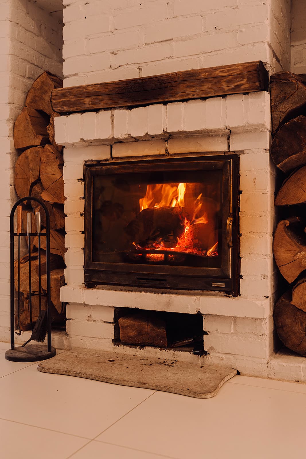 Kominek z płonącym ogniem