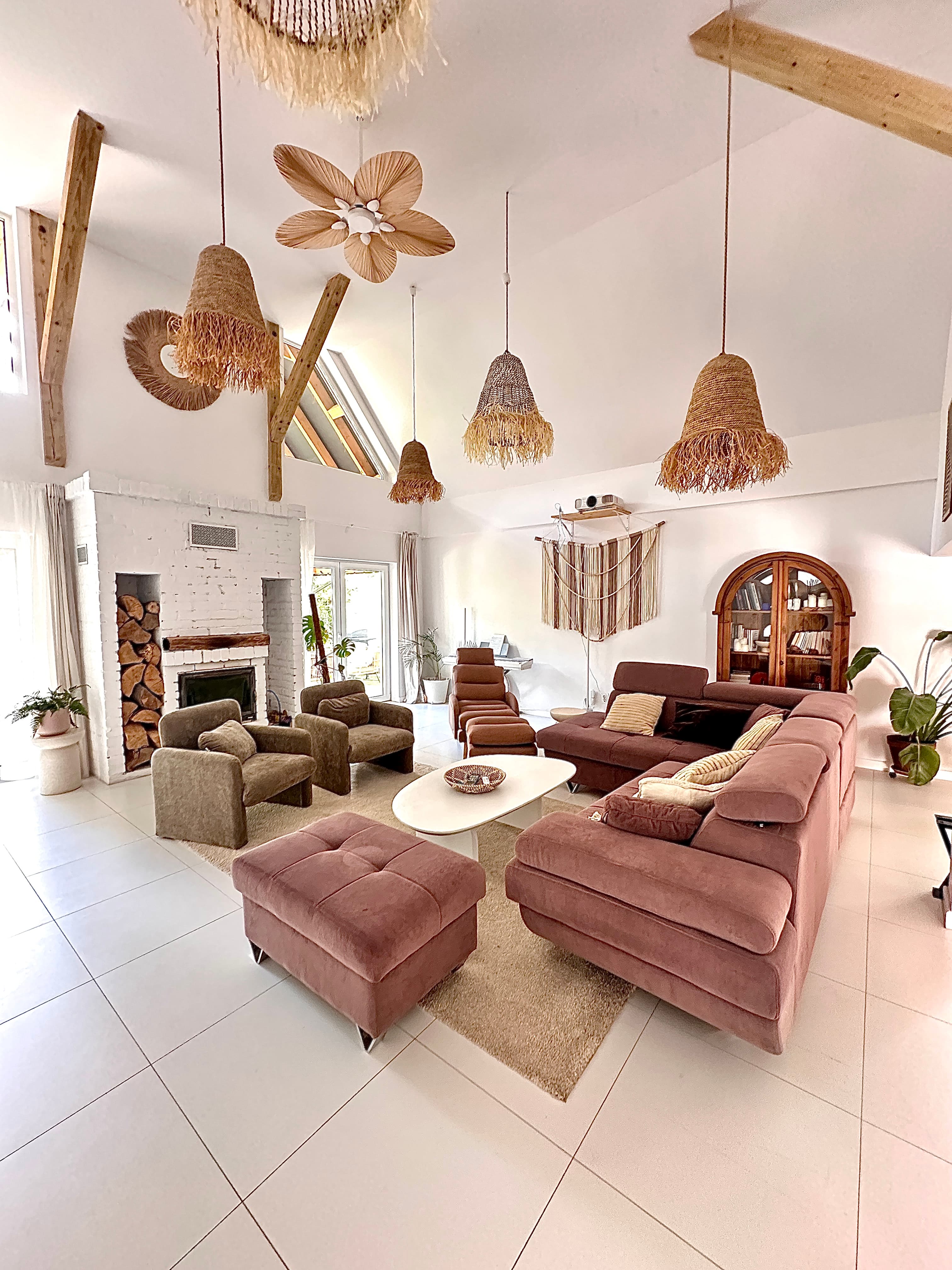 Salon z dekoracjami w stylu Bali